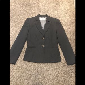 Tahari size 4 grey suit jacket